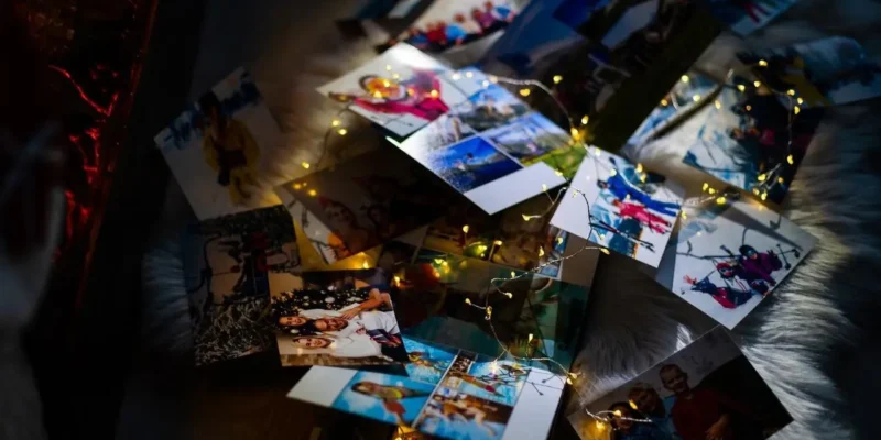 DIY: Jak stworzyć ścianę wspomnień z wakacji z użyciem polaroidu?