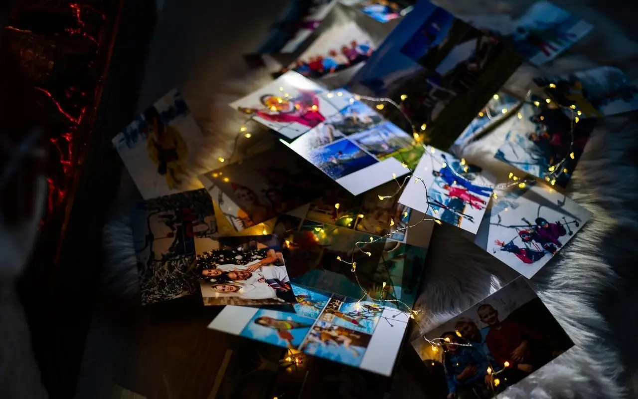 DIY: Jak stworzyć ścianę wspomnień z wakacji z użyciem polaroidu?