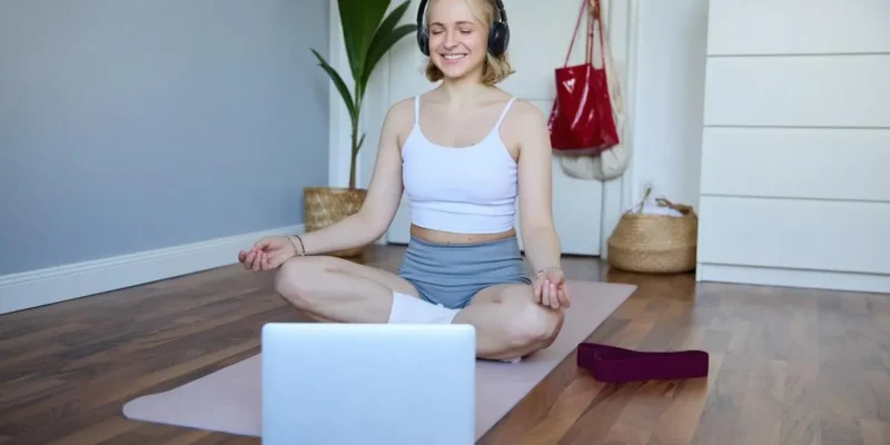 Jak efektywnie połączyć pracę zdalną z domową jogą?