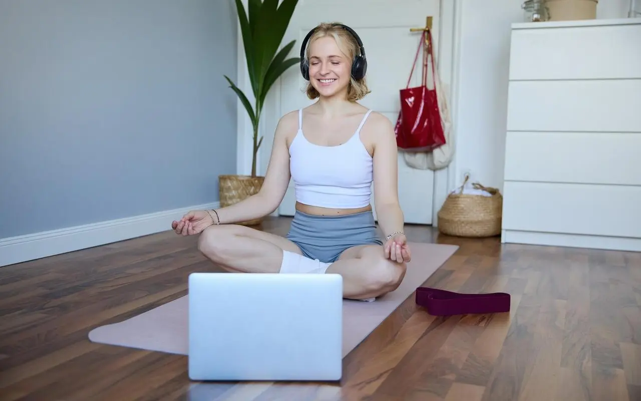 Jak efektywnie połączyć pracę zdalną z domową jogą?
