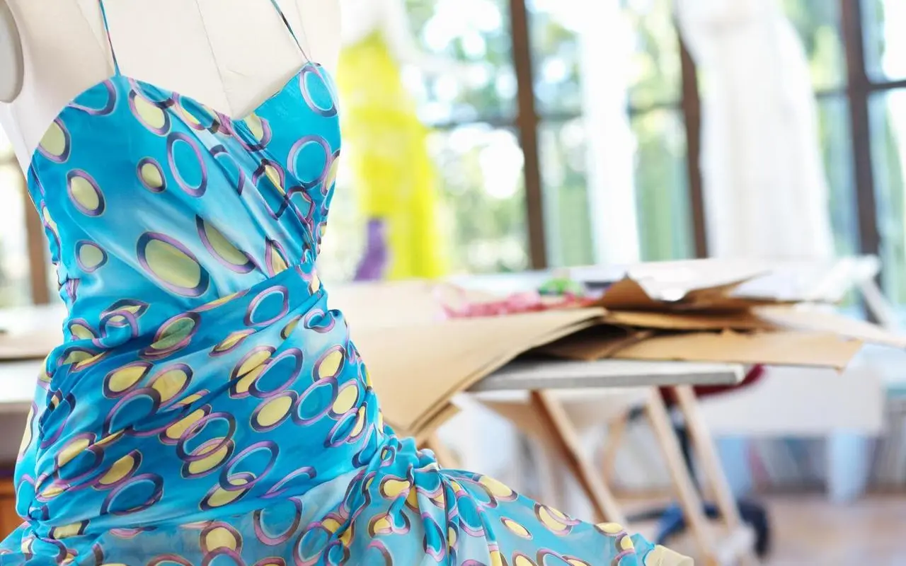 Jak samodzielnie zaprojektować i uszyć sukienkę na specjalną okazję?