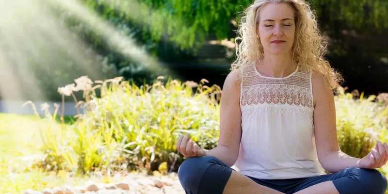 Jak zacząć codzienną praktykę mindfulness w domu przy napiętym grafiku?