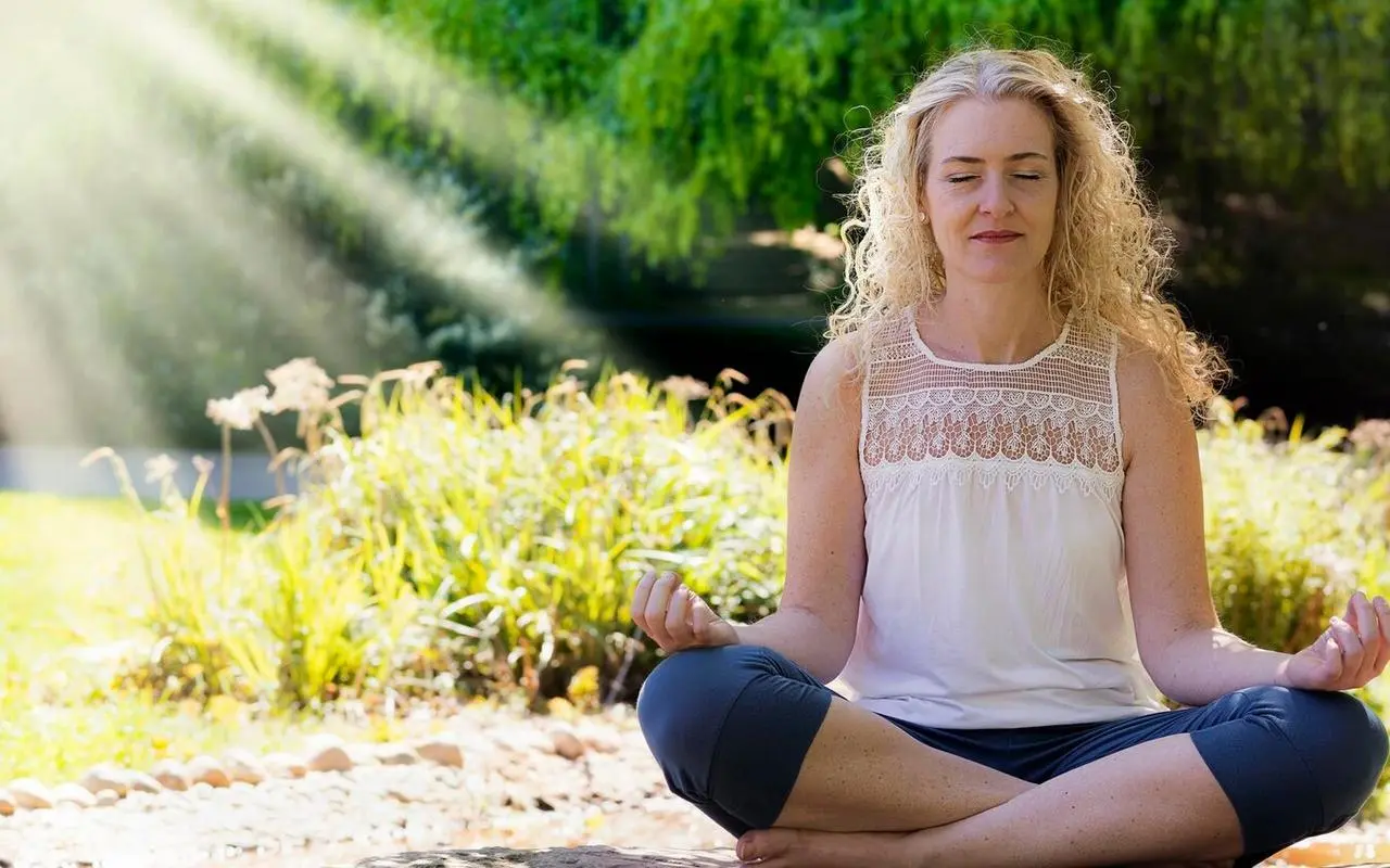 Jak zacząć codzienną praktykę mindfulness w domu przy napiętym grafiku?