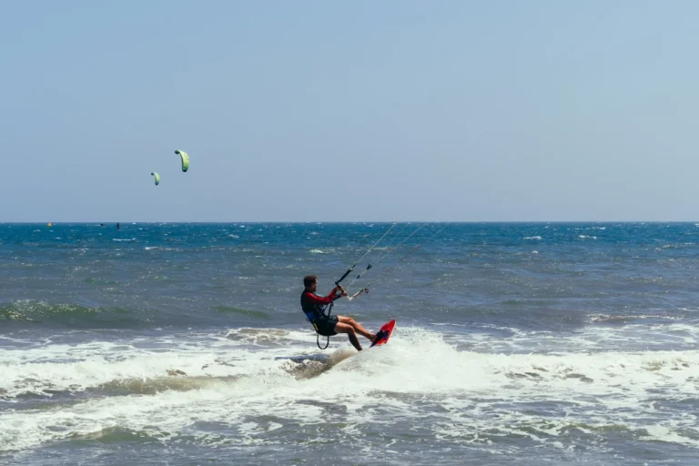 Kitesurfing – sport, który łączy wiatr, wodę i swobodę