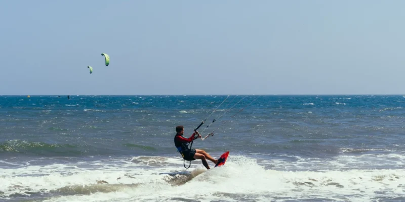 Kitesurfing – sport, który łączy wiatr, wodę i swobodę