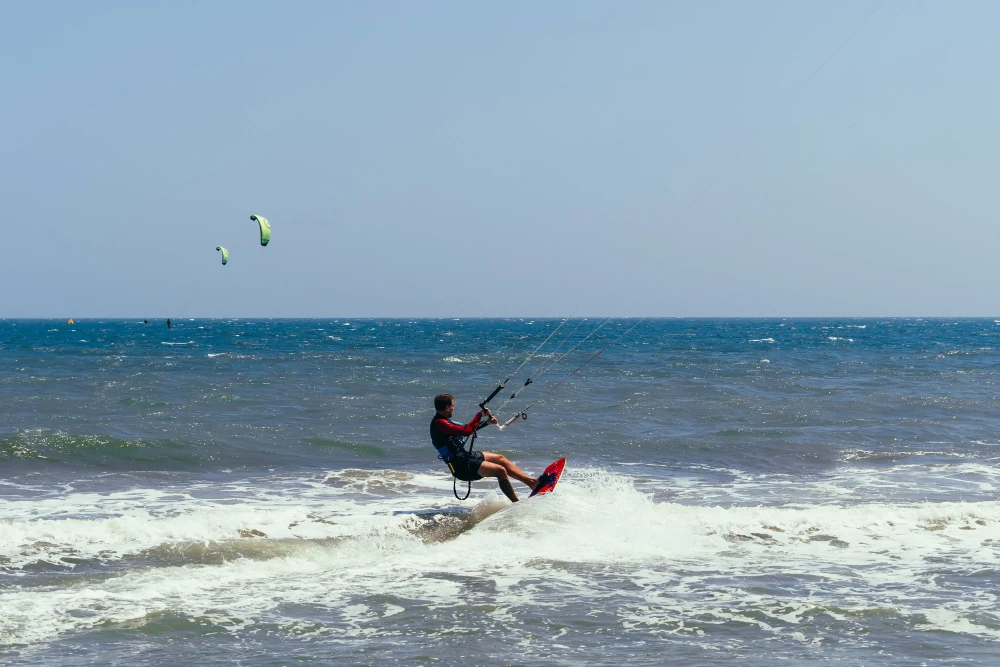 Kitesurfing – sport, który łączy wiatr, wodę i swobodę
