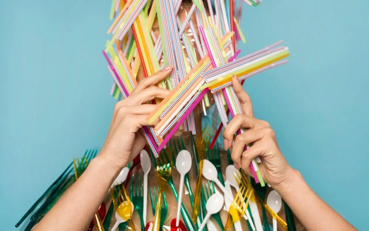 Kreatywne kolaże artystyczne z recyklingu – jak zacząć bez doświadczenia?