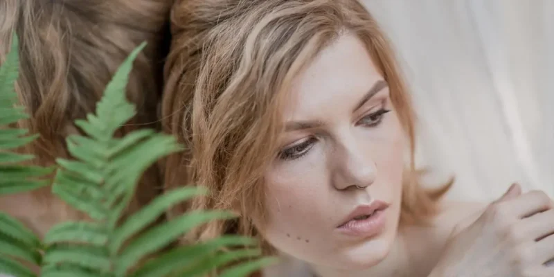 Makijaż minimalistyczny na co dzień: produkty i techniki polecane przez ekspertów