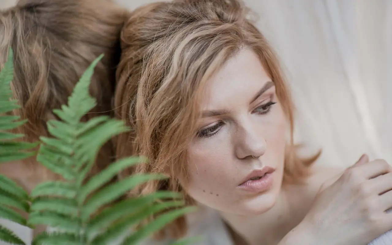 Makijaż minimalistyczny na co dzień: produkty i techniki polecane przez ekspertów