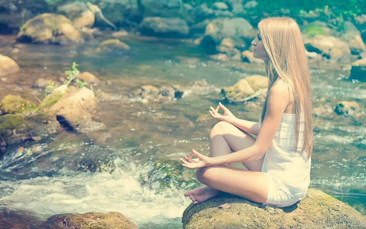 Medytacje prowadzone a samodzielne – co lepsze dla zabieganych?