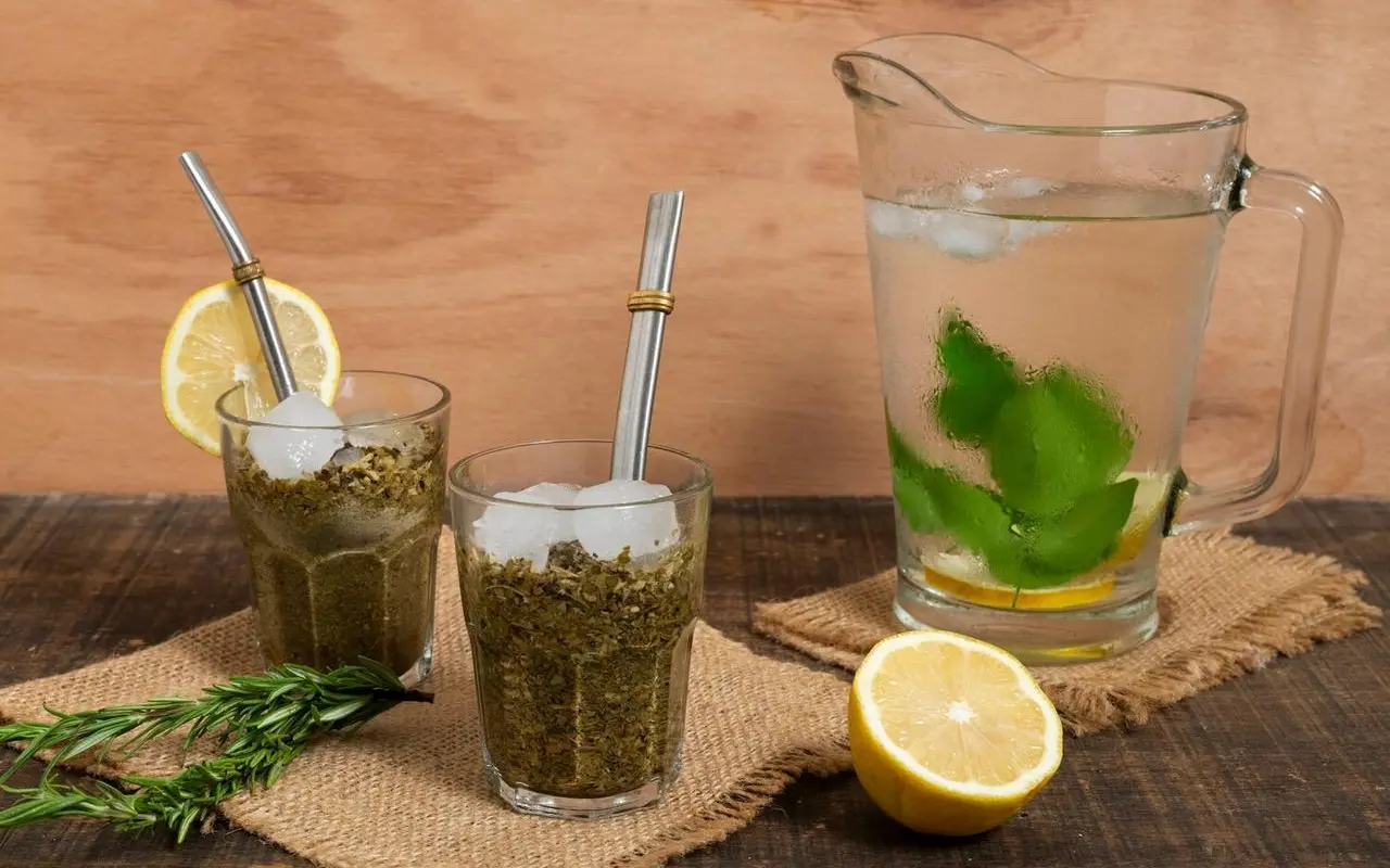 Najciekawsze alternatywy do kawy pobudzające organizm w pracy biurowej