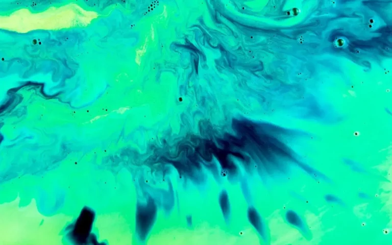 Wpływ koloru roku 2026 na trendy streetwearowe w polskich miastach